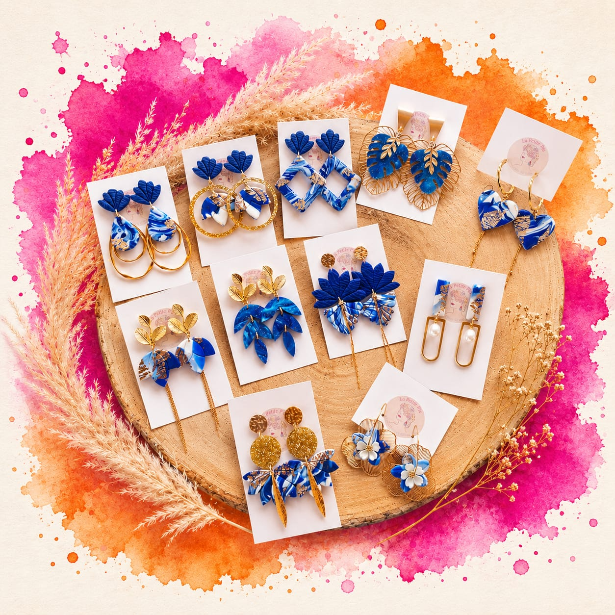 Boucles d'oreilles La Petite Pie sur rondin de bois, entourées d'un effet aquarelle rose et orange